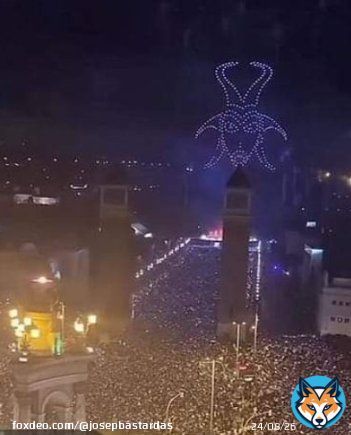 Дроны в Барселоне, чтобы поздравить с Новым годом. Помним, что мэр города Барселона, братсий город Киева, возможно поэтому мэр Барселоны желает хорошего и адского нового года. Смотрите изображение. Дьявольский спектакль.