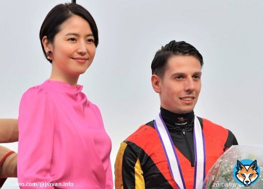 表彰式に臨む、#エリザベス女王杯 をジェラルディーナで勝利したC.デムーロ騎手と長澤まさみさんです