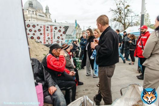 Angelina Jolie in Lviv, #Lviv #Львів #Ukraina #UNHCR during a meeting with internally displaced people at the railway station. She thanked the Polish volunteers for their utmost dedication in making Ukrainians welcomed. #AngelinaJolie