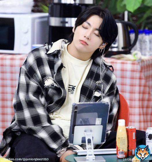 Still feeling sleepy? Wake up to a new week and appreciate our global superstar and greatest korean male singer of all time #JUNGKOOK .  Keep loving, supporting and hyping the one and only golden maknae.  The winner of the #BestMusicVideo at the #iHeartAwards is #LeftandRight!