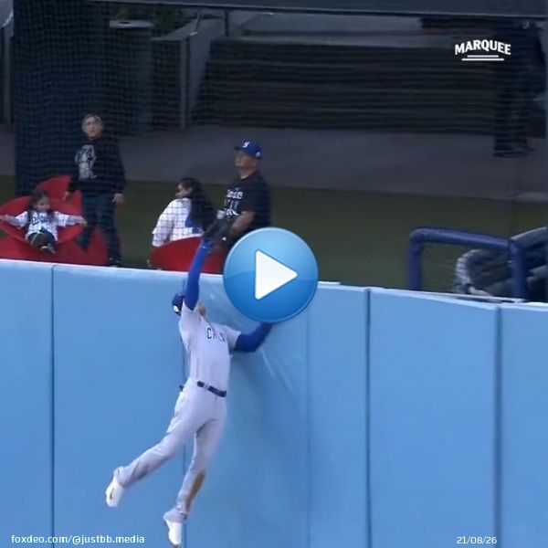 Former Dodger Cody Bellinger robs former Cub Jason Heyward of a homer and the fans at Dodgers Stadium boo him