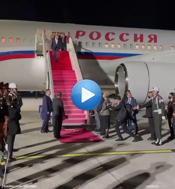 Вот так встретили Сергея Викторовича в Индонезии, куда он прибыл на саммит G20 Павлинов, правда, нет, но девушки в розовом, танцующие что-то национальное, красивше павлинов