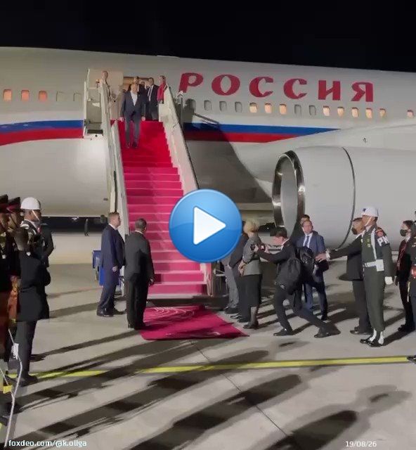 Вот так встретили Сергея Викторовича в Индонезии, куда он прибыл на саммит G20 Павлинов, правда, нет, но девушки в розовом, танцующие что-то национальное, красивше павлинов