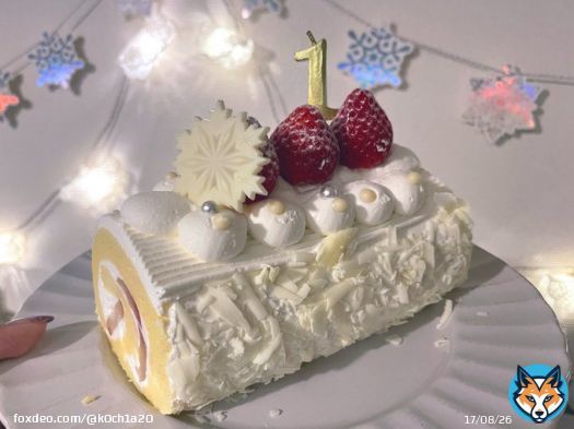 #SnowMan生配信 お誕生会しながら観てる せっかくだから不二家の雪降る苺のプレミアムロールケーキにしたよ〜
