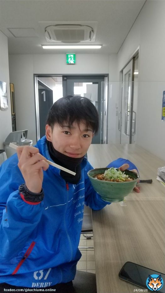 おはようございます  今日は坂井瑠星ジョッキーがヴィクトリアマイルで騎乗する、シャドウディーヴァに乗りに来ています  美浦トレセン名物「スタミナそば」をご馳走してあげました（金）  #美浦トレセン #坂井瑠星