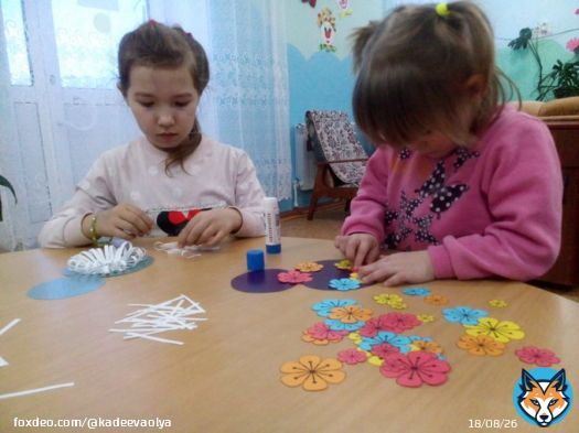 Маленьким дочкам и сыновьям подарок для своих мам и бабушек сделать гораздо проще, потому что лучший подарок тот, который сделан своими руками. Дети с огромным удовольствием сделали поделки и открытки с поздравлениями к празднику '8 марта'.
