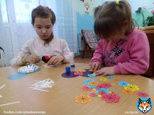 Маленьким дочкам и сыновьям подарок для своих мам и бабушек сделать гораздо проще, потому что лучший подарок тот, который сделан своими руками. Дети с огромным удовольствием сделали поделки и открытки с поздравлениями к празднику '8 марта'.
