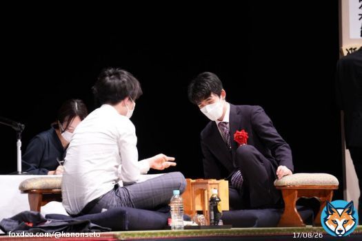 岡崎将棋まつり 感想戦 佐藤康光九段「３人で動かしてもらってすいません」「（藤井聡太六冠に）筋肉痛になったらまずいでしょ。大丈夫？やりますやります。私しばらく対局ないんで筋肉痛なっても大丈夫なんで」 石田和雄九段が急遽加わり、「勝ちだって思ってパッとやっちゃダメなんだよ！」と。