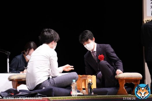 岡崎将棋まつり 感想戦 佐藤康光九段「3人で動かしてもらってすいません」「(藤井聡太六冠に)筋肉痛になったらまずいでしょ。大丈夫?やりますやります。私しばらく対局ないんで筋肉痛なっても大丈夫なんで」 石田和雄九段が急遽加わり、「勝ちだって思ってパッとやっちゃダメなんだよ!」と。