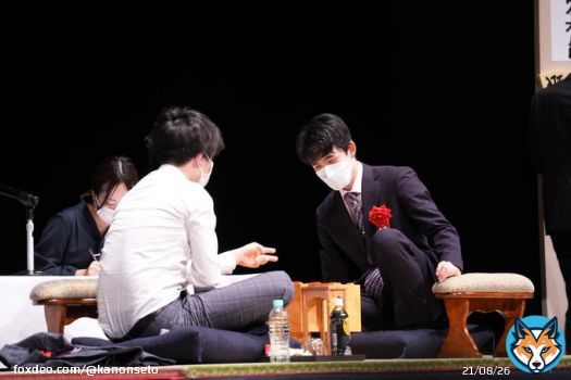 岡崎将棋まつり 感想戦 佐藤康光九段「３人で動かしてもらってすいません」「（藤井聡太六冠に）筋肉痛になったらまずいでしょ。大丈夫？やりますやります。私しばらく対局ないんで筋肉痛なっても大丈夫なんで」 石田和雄九段が急遽加わり、「勝ちだって思ってパッとやっちゃダメなんだよ！」と。