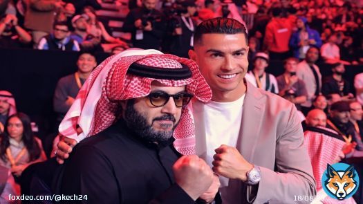 رد فعل رونالدو على هتاف الجماهير باسمه في سهرة &ldquo;UFC&rdquo; رفقة آل الشيخ