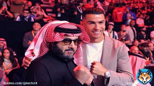 رد فعل رونالدو على هتاف الجماهير باسمه في سهرة &ldquo;UFC&rdquo; رفقة آل الشيخ