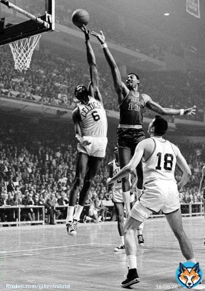 Anthony Davis and Kevon Looney going at each for rebounds