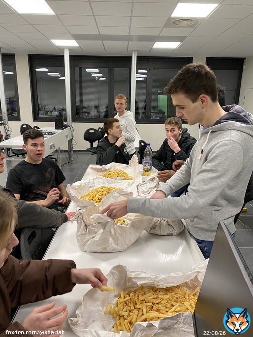 Apr&egrave;s l'effort, le r&eacute;confort : des frites et un beau match de foot. HSE est une familleMERCI &agrave; tous