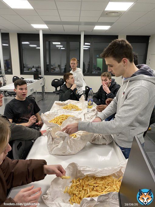 Apr&egrave;s l'effort, le r&eacute;confort : des frites et un beau match de foot. HSE est une familleMERCI &agrave; tous