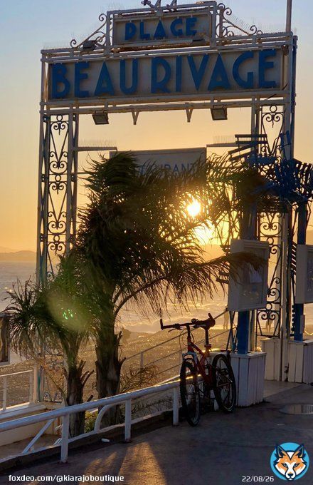 Coucher de soleil sur la promenade des anglais  #Coucherdesoleil #ilovenice #weare06 #plagebeaurivagenice #kiarajobeaute