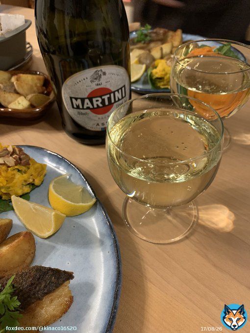 おつかれす。  #ツイッター晩酌部 #Twitter料理部 #Twitter家庭料理部 #家飲み #家で飲む部 #Twitter晩酌部 #ママ垢乾杯ツイオフ  家にあるものでクリスマスっぽくしようとした努力の結果です。ミートローフと見せかけて豆腐ひじきだし。ムニエルは鮭だし。  まあ飲めりゃなんでもいい。カンパーイ。