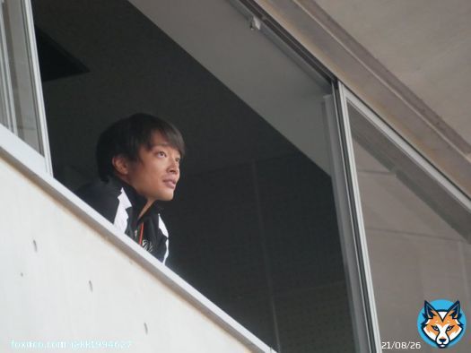 窓からピッチを眺める新潟の太陽  #高木善朗　#albirex #アルビレックス新潟