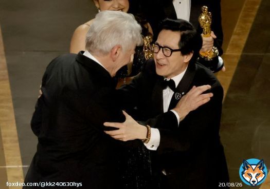 子役時代に『インディ・ジョーンズ』で共演したハリソン・フォードから作品賞でオスカーを授与されて彼に抱きついたキー・ホイ・クァン。そして、その2人を笑顔で見つめていたスピルバーグ監督 とても素敵な瞬間でした  #Oscars