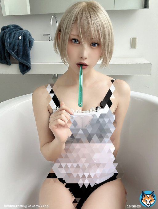 明日、4/5(水)発売  　『#週刊少年マガジン』に #女神のカフェテラス　コラボグラビアで登場しています!  「鳳凰寺紅葉」のコスプレをさせて頂きました!  作中の再現グラビアを収録して頂いています アニメ放送や最新巻の発売も直前!  絶対GETしてくださいね \u25b6\ufe0f︎