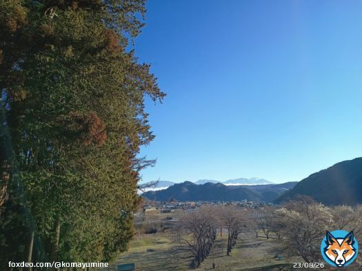 おはようございます! #子檀嶺神社 です  昨日は春の雪、 今朝は春の青が広がっています！  #浅間山 が遠く雲の上に顔を出してくれました  武石ならではのこの景色、 そして桜が待ち遠しいです  #御朱印 #ご神縁めぐり令和5年 #上田市武石