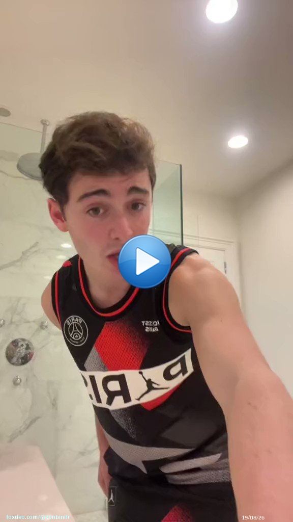 Noah Schnapp de Stranger Things qui soutient les Bleus en chantant sur du Vegedream ? C&rsquo;est donc &ccedil;a le multiverse&nbsp; #FRAARG #WorldCup2022