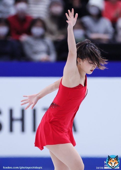 #世界フィギュア 女子フリー、口元に力を込め演技に向かった #坂本花織 選手。艶紅の衣装、風になびく髪の奥で、銀盤でひとり戦う横顔はゆるぎないものでした。熱視線を味方に戦い抜き溢れた感情。世界に名を重ね、メダルを手に見る景色。その横顔、忘れません。  写真特集