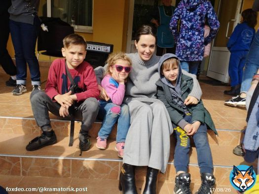 Yesterday in #Lviv Angelina Jolie visited the children who suffered railway station missile strike in #Kramatorsk on April 8.  #Ukraine #AngelinaJolie #Kramatorsk #RussiaInvadedUkraine #Україна #Краматорськ #АнджелинаДжоли