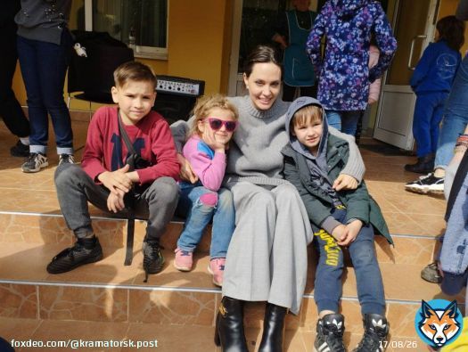 Yesterday in #Lviv Angelina Jolie visited the children who suffered railway station missile strike in #Kramatorsk on April 8.  #Ukraine #AngelinaJolie #Kramatorsk #RussiaInvadedUkraine #Україна #Краматорськ #АнджелинаДжоли