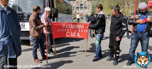 Вот так освобожденный российскими военными Мелитополь празднует Первомай.  \u270a \ud83d\ude0a Местные жители вышли с плакатами &laquo;Фашизм не пройдёт!&raquo; и &laquo;Украиной правят лакеи США&raquo;.