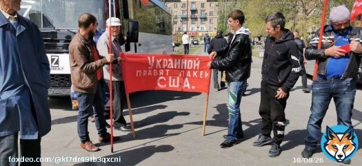Вот так освобожденный российскими военными Мелитополь празднует Первомай.  \u270a \ud83d\ude0a Местные жители вышли с плакатами &laquo;Фашизм не пройдёт!&raquo; и &laquo;Украиной правят лакеи США&raquo;.