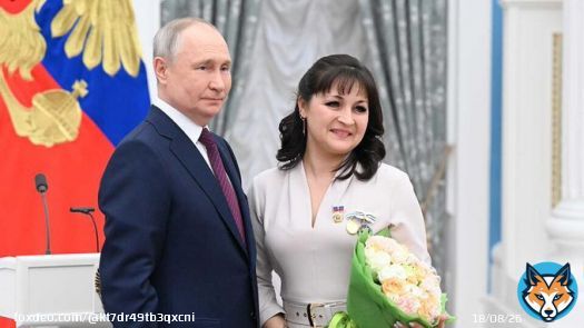 Путин удивился, как награжденная россиянка воспитывает 13 детей       Одна из россиянок, которую 8 марта наградил президент страны Владимир Путин, является матерью 13 детей. Женщина получила звание 'Мать-героиня'.