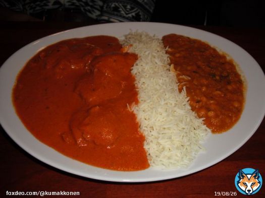 バターチキンカレーと野菜カレー（それぞれナン付き）。ヘルシンキ中央駅のカレー屋さんにて。  #カレーから日本を考える   #カレーの日