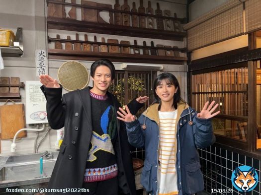 #クロサギ 第8話まであと1時間 今夜の敵は、大病院の理事長 宝条に迫る新展開も待ってます! クロサギ、いざ出陣 写真は、 黒崎&氷柱でこちらのポーズ このあと10時から放送です リアルタイムでご覧下さい #平野紫耀 #黒島結菜 #クロサギポーズ