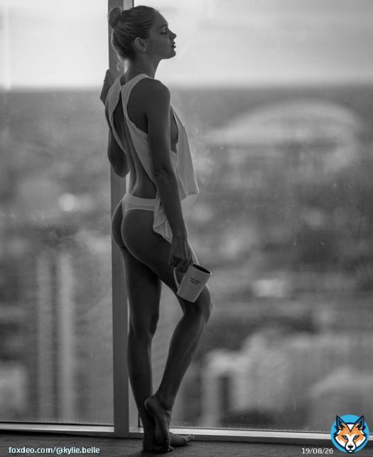#sundaymorning  Photo: @troybflying_photography Model: @lilkyliebelle  Camera: #sonya7riii  Tank top: @stylewanderlustusa  #beautiful #model #art #photography #picoftheday #photoshoot #fit #fitness #fitgirl #figure #body #bodypositive #blackandwhite #miami
