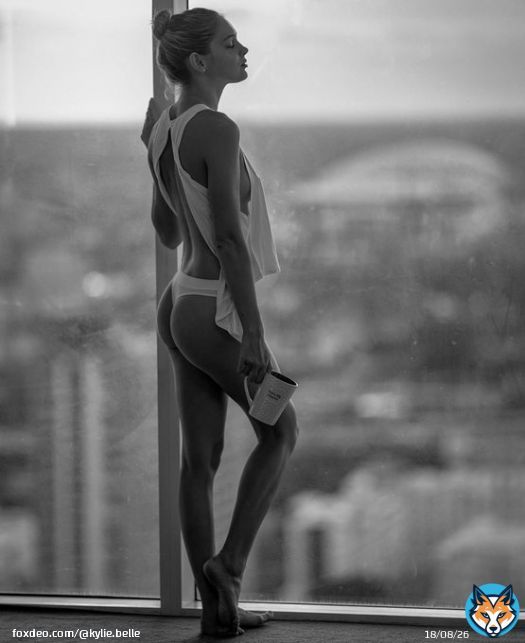 #sundaymorning  Photo: @troybflying_photography Model: @lilkyliebelle  Camera: #sonya7riii  Tank top: @stylewanderlustusa  #beautiful #model #art #photography #picoftheday #photoshoot #fit #fitness #fitgirl #figure #body #bodypositive #blackandwhite #miami