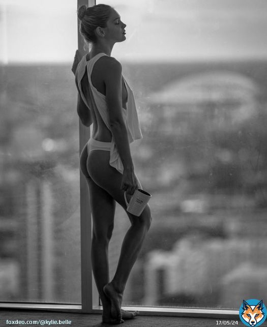 #sundaymorning  Photo: @troybflying_photography Model: @lilkyliebelle  Camera: #sonya7riii  Tank top: @stylewanderlustusa  #beautiful #model #art #photography #picoftheday #photoshoot #fit #fitness #fitgirl #figure #body #bodypositive #blackandwhite #miami