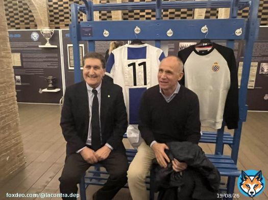 Mara&ntilde;&oacute;n y Molinos, &Iacute;dolos pericos en un viejo banco de los vestuarios de Sarri&agrave; posando con las camisetas r&eacute;plica de Mara&ntilde;&oacute;n y Tommy N&rsquo;Kono del @RCDEspanyol fabricadas por @Coolligan #rcde
