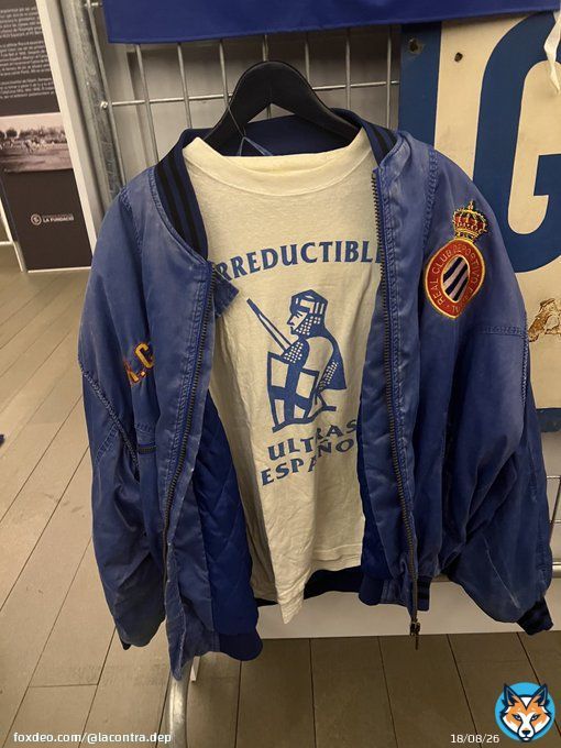 Cazadora y camiseta de Irreductibles recordando el m&iacute;tico gol sur en la exposici&oacute;n del centenario de Sarri&agrave; ⁦@RCDEspanyol⁩ #rcde