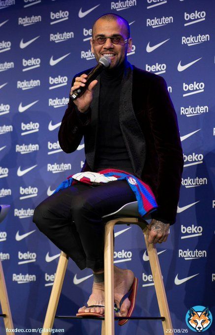 Throwback to @DaniAlvesD2's presentation last year... when he showed up in flip-flops   #LaLigaHistory