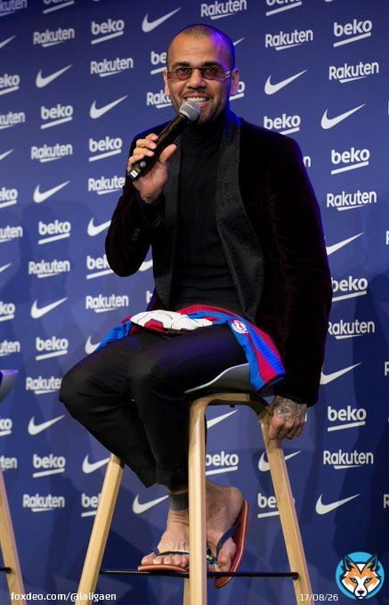 Throwback to @DaniAlvesD2's presentation last year... when he showed up in flip-flops   #LaLigaHistory