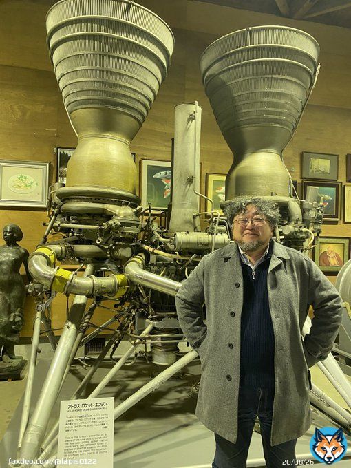 新潟特撮上映会オフショット 新潟某所にある宇宙船の部品を保管する施設へ。様々なロケットエンジンにテンションの上がる樋口監督でした #樋口真嗣 #新潟特撮上映会