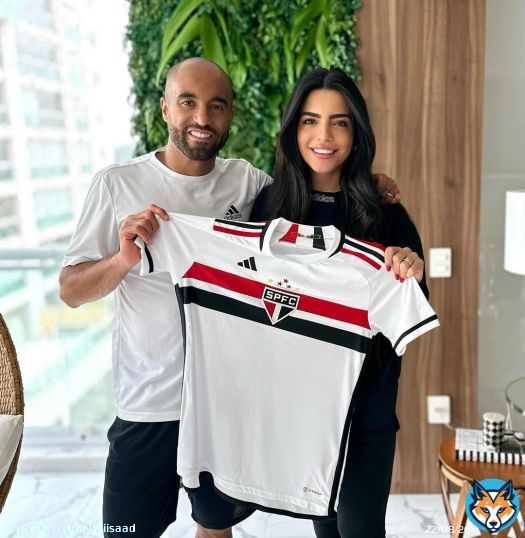 Genteee!! Recebo tantas mensagens de carinho e pedidos de camisa autografada do Lucas, que seria imposs&iacute;vel conseguir atender a todos. Por isso resolvi presentear duas pessoas com uma camisa autografada com dedicat&oacute;ria para agradecer todo carinho. Pra participar &eacute; muito simples, tem que seguir o meu perfil e o do @lucasmoura7 , e comentar nessa foto aqui (pode comentar quantas vezes quiser), marcando um amigo (n&atilde;o pode ser fake ou p&aacute;gina oficial). Resultado sai no domingo (8/10) atrav&eacute;s dos coment&aacute;rios. Boa sorte e que Deus aben&ccedil;oe todos voc&ecirc;s \u2764\ufe0f