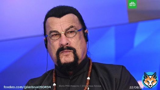 Стивен Сигал заявил, что он на сто процентов русофил и на миллион процентов русский.    &laquo;Мой отец был русским, и я вырос в русской семье, моя мать также была погружена в русскую культуру.  Мой отец был образованным человеком, и мы знали русскуюлитературу, культуру и традиции,