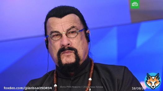 Стивен Сигал заявил, что он на сто процентов русофил и на миллион процентов русский.    &laquo;Мой отец был русским, и я вырос в русской семье, моя мать также была погружена в русскую культуру.  Мой отец был образованным человеком, и мы знали русскуюлитературу, культуру и традиции,