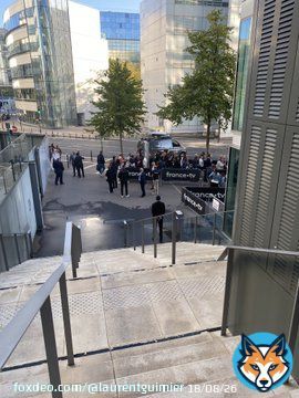 Il est 9h&hellip; et vous &ecirc;tes d&eacute;j&agrave; nombreux devant le si&egrave;ge de @francetele pour les #jep2022. Bienvenue dans les coulisses de l&rsquo;info de la t&eacute;l&eacute; publique  !