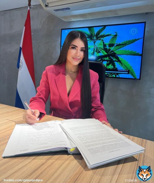 Misamores, estoy emocionada \ud83e\udd7a hoy firme una alianza comercial muy importante con la C&aacute;mara de C&aacute;&ntilde;amo Industrial del Paraguay @ccip_paraguay en conjunto vamos a lanzar una l&iacute;nea de cosm&eacute;ticos inspirada en n Laurysdyva adivinen que ser&aacute; ?\u2764\ufe0f