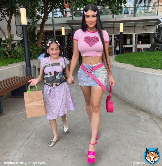 D&iacute;a de chicas con M&iacute;a misamores! Les gusto nuestro look \u2728iconic\u2728 ella quer&iacute;a un vestido \ud83d\udc57 verdad que qued&oacute; hermosa ?&hearts;️