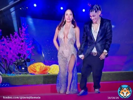 #alfombraroja que alguien le ense&ntilde;e a caminar a Marcianeke, parece que se iban a caer los pantalones #nochecero