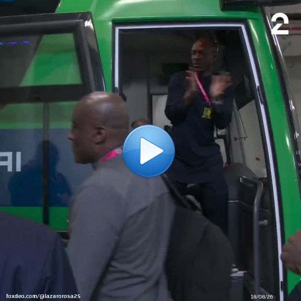 Sele&ccedil;&atilde;o de Camar&otilde;es chegando no est&aacute;dio